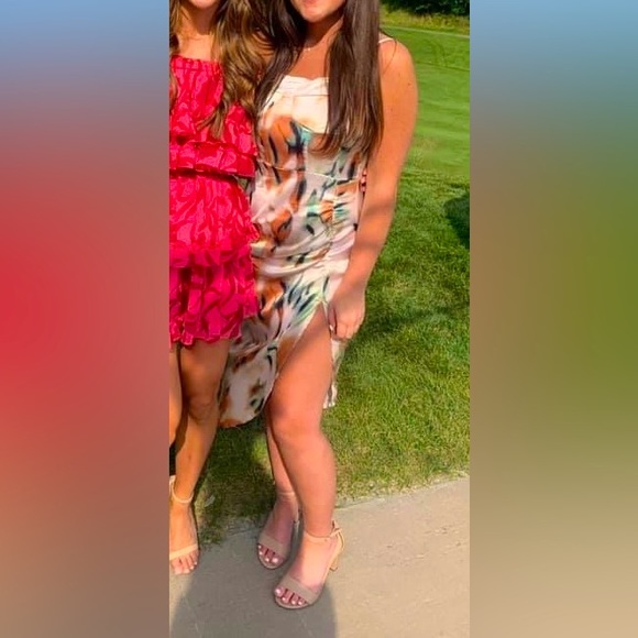 Hi, I’m Alexis. Like and leave a comment so I can check out your closet too! - Picture 9 of 12